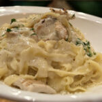 Fettuccine Alfredo con pollo $18.00